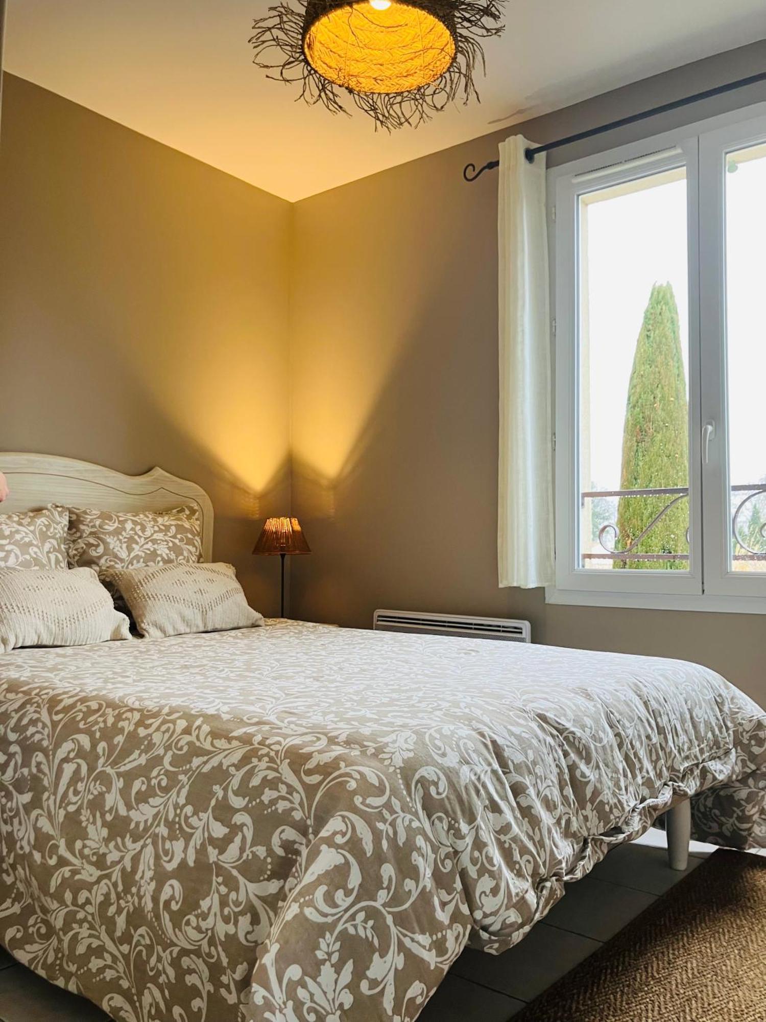 Appartement Vue Magnifique Sur Les Alpilles, Residence Avec Piscine Paradou Luaran gambar